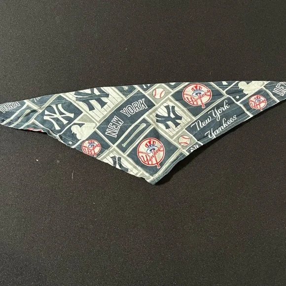 It’s a bandana! Bundle of 2 Yankees bandanas for pups in 2 sizes. EUC - Picture 3 of 9
